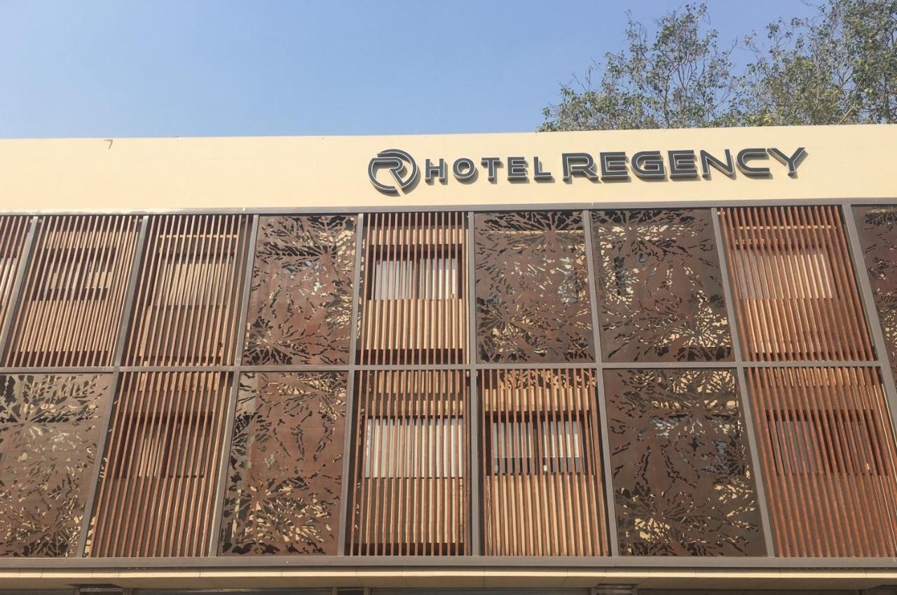 Hotel Regency Surat Exterior foto