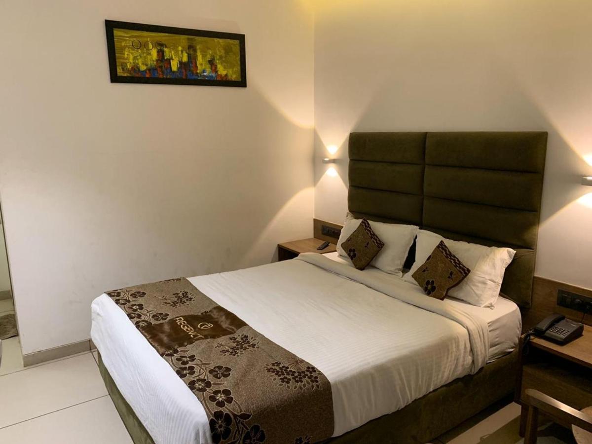 Hotel Regency Surat Exterior foto